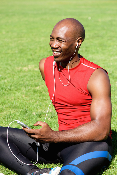 Deportista africano escuchando música
 - Foto, Imagen