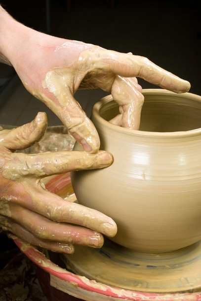 ruce hrnčíře, vytváří hliněné nádoby z bílé hlíny - Fotografie, Obrázek