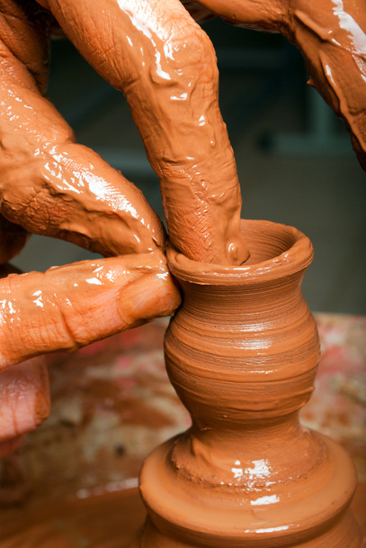 handen van een pottenbakker, maken een weinig aarden pot - Foto, afbeelding
