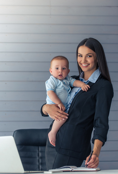 Senhora de negócios com seu bebê
 - Foto, Imagem