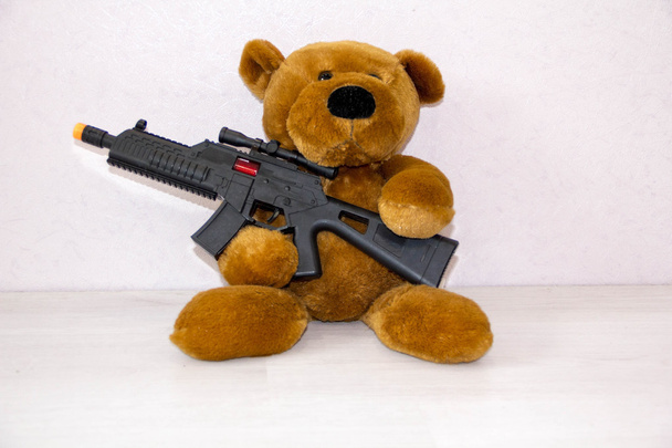 Teddy bear-játék pisztolyt. a koncepció a háború, a gyermek biztonság, a terrorizmus, hogy megvédjék a gyermekeket a fegyveres támadás fegyverek tilalma, a béke, a világ. - Fotó, kép