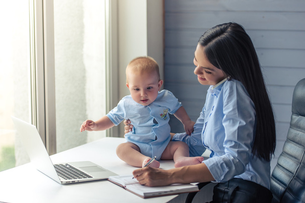 Business lady with her baby - Photo, Image