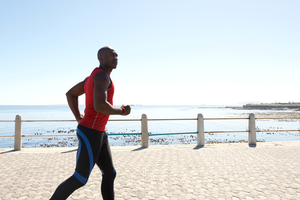 Цілеспрямований fit африканських людина біг на набережній  - Фото, зображення