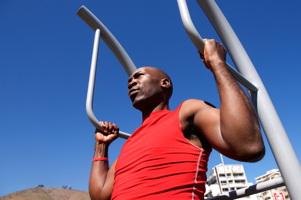 Joven hombre africano haciendo ejercicio al aire libre
 - Foto, imagen