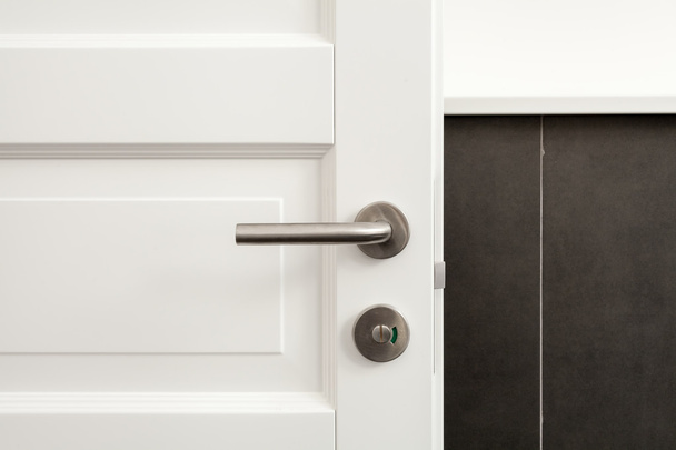 offene weiße Tür mit Metallgriff - Foto, Bild