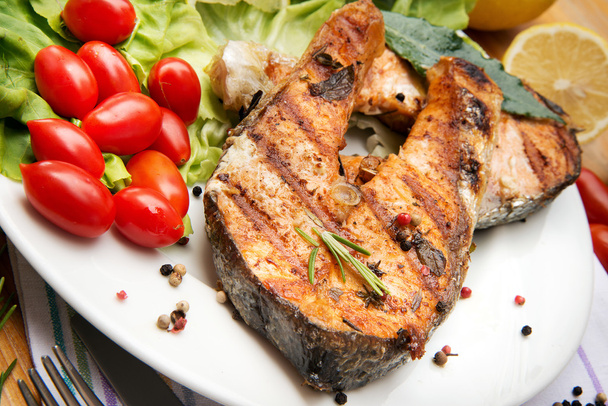 Grilled salmon with vegetables - Photo, Image