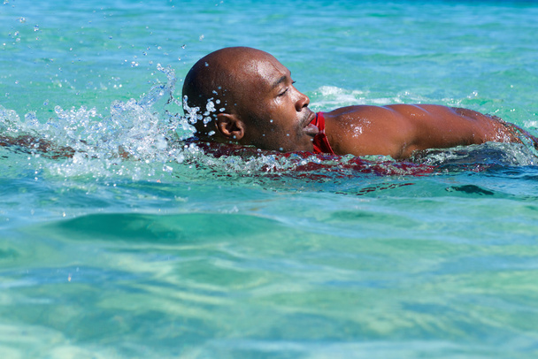 nadador africano masculino nadando en el mar
 - Foto, imagen