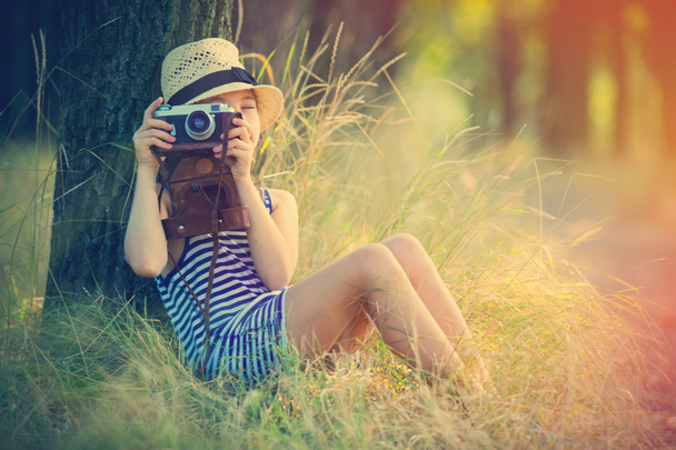 Девушка с ретро камерой - Фото, изображение