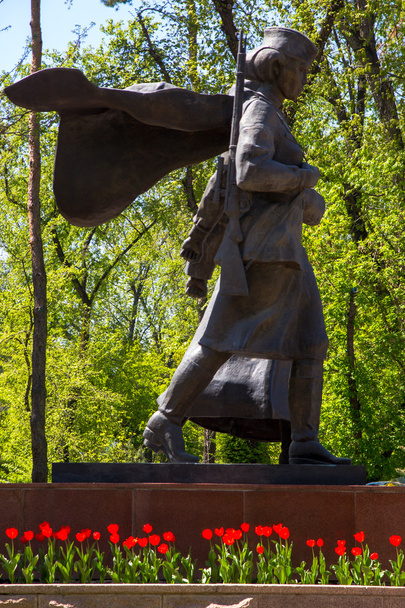 АЛМАТЫ, КАЗАХСТАН - 16 апреля 2016 года: Памятник Алие Молдагуловой
  - Фото, изображение