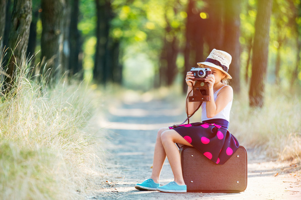 bavul ve kamera ile kız - Fotoğraf, Görsel