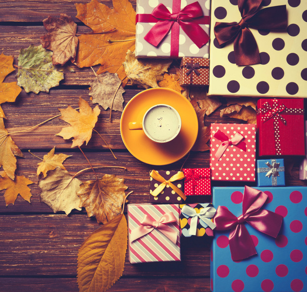 regalos de café y temporada con hojas
  - Foto, imagen