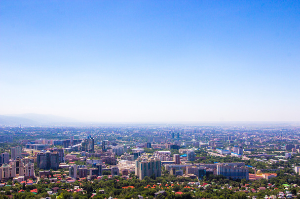 Uitzicht op de stad Almaty van Koktobe hill, Kazachstan - Foto, afbeelding