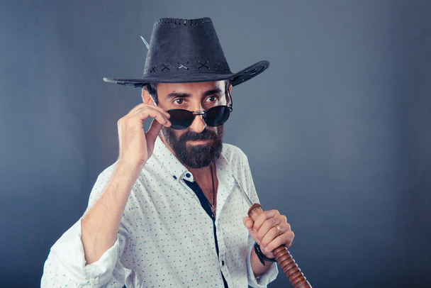 Ο άνθρωπος σε ισχύει ενδυματολογικός κώδικας με καπέλο και katana - Φωτογραφία, εικόνα