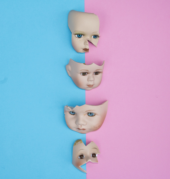 Baby лялька голови, рук, частин обличчя на фоні синій і рожевий - Фото, зображення