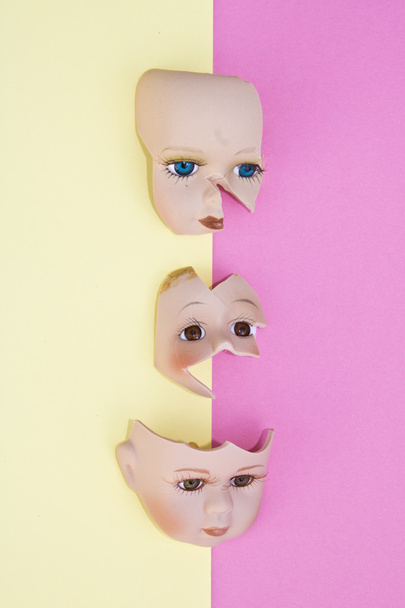 Baby Doll głowa, ramiona, twarz części na tle żółty i różowy - Zdjęcie, obraz