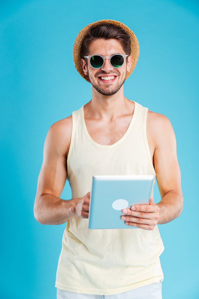Muotokuva onnellinen nuori mies seisoo ja käyttää tabletti
 - Valokuva, kuva
