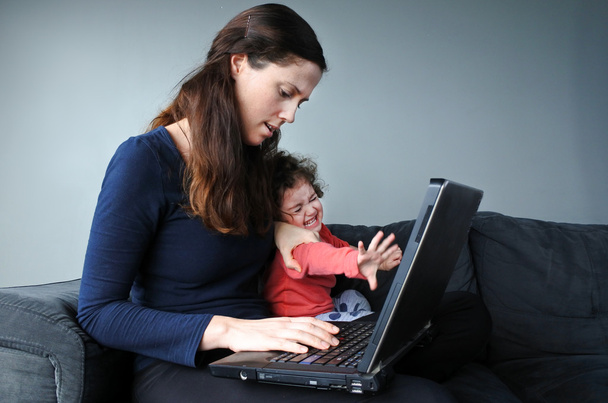 Madre estresada con bebé niño trabaja desde casa
 - Foto, Imagen