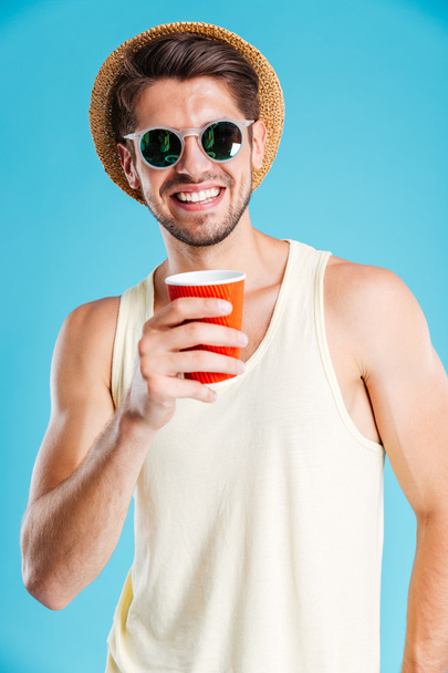Portrait of smiling man in hat and sunglasses drinking coffee - Φωτογραφία, εικόνα