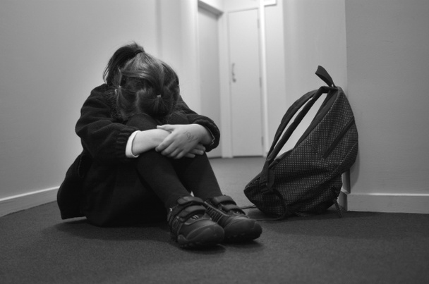Triste giovane ragazza della scuola
 - Foto, immagini