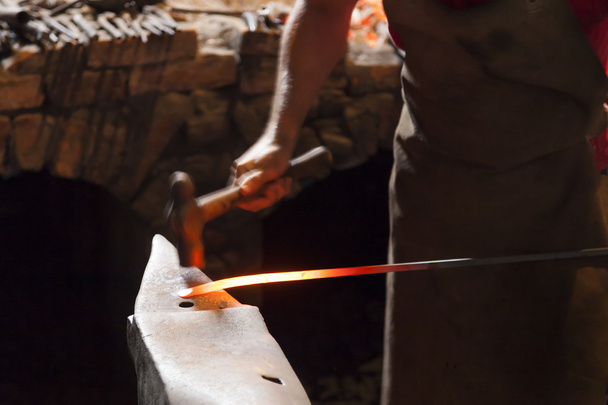 Kovács kovácsolás acélból - Fotó, kép