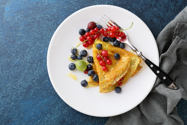 Summer pancake with berries on white plate - Foto, afbeelding