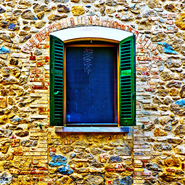 venster met open houten luiken - Foto, afbeelding