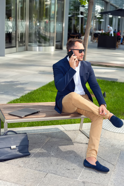 Businessman talking on mobile phone - Foto, Imagen