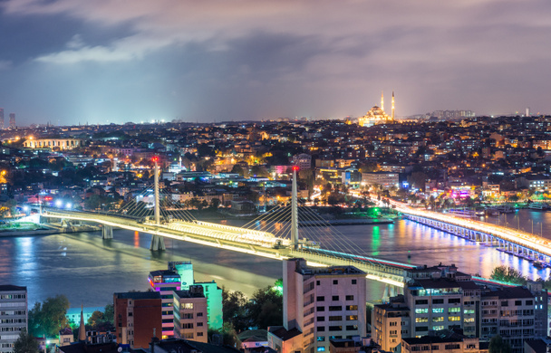 Linha do horizonte noturno de Istambul
 - Foto, Imagem