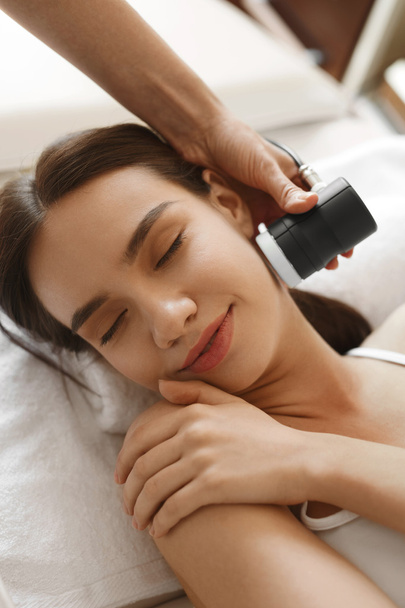 Face Skin Care. Woman Getting Facial Beauty Treatment At Spa - Foto, immagini