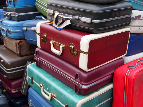 Вінтажні валізи в купі
 - Фото, зображення