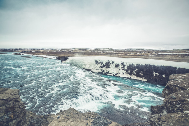 アイスランドの冷たい水の流れ - 写真・画像