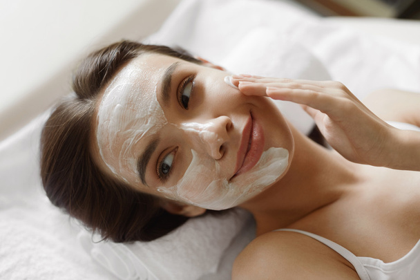 Face Skin Care. Beautiful Woman With Facial Cosmetic Mask At Spa - Fotó, kép