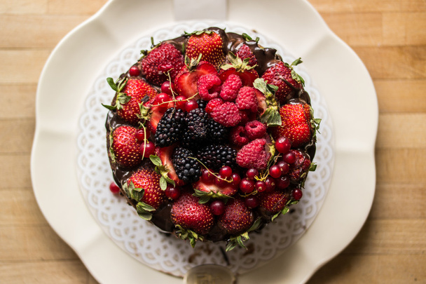 Aardbei cake met blackberry, mulberry en pure chocolade - Foto, afbeelding