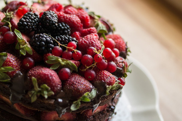 Strawberry cake with blackberry, mulberry and dark chocolate - Foto, Bild