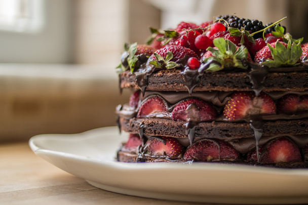 Strawberry cake with blackberry, mulberry and dark chocolate - Zdjęcie, obraz