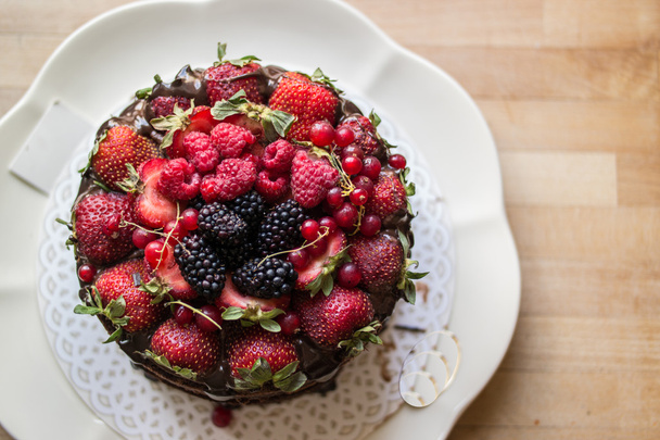 Strawberry cake with blackberry, mulberry and dark chocolate - Photo, Image