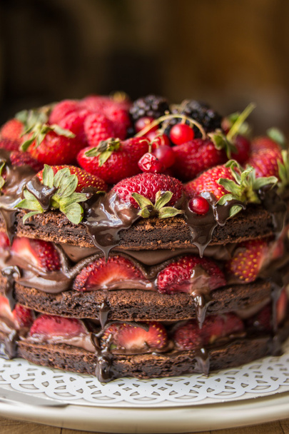 Strawberry cake with blackberry, mulberry and dark chocolate - Фото, изображение
