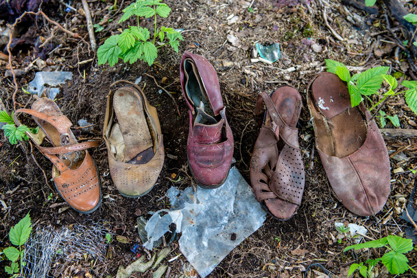 stare buty w śmietniku - Zdjęcie, obraz