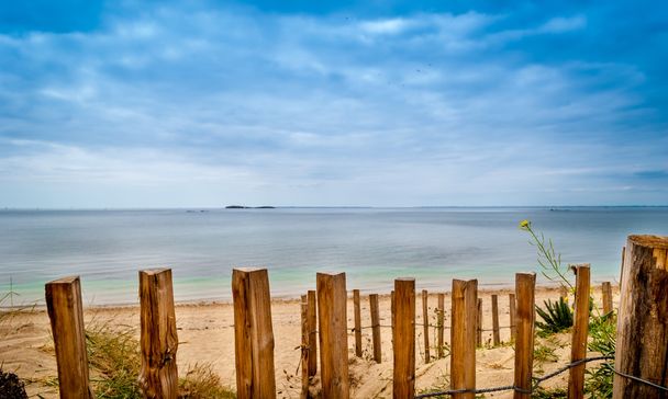 Пляж в бриттани с деревянными кольями
 - Фото, изображение