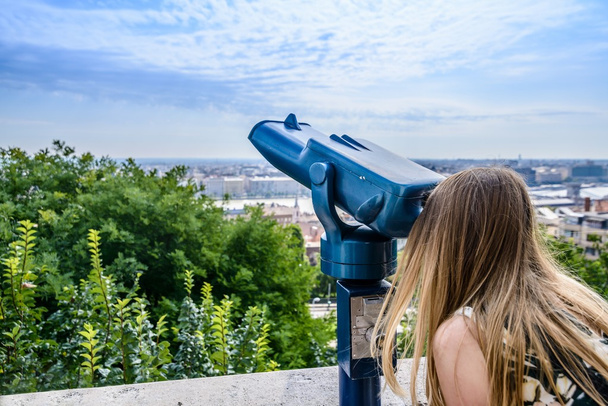 Γυναίκα ψάχνει τηλεσκοπίου πληρώνουν για τους τουρίστες - Φωτογραφία, εικόνα