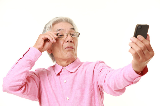 senior Japanese man with presbyopia - Valokuva, kuva