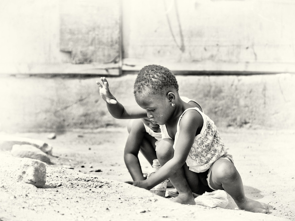 Little babies play on the ground in Ghana - 写真・画像