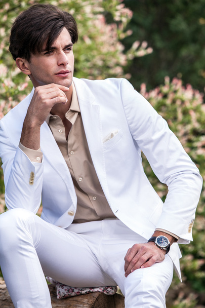 Elegant handsome man in white costume pose outdoor - Φωτογραφία, εικόνα