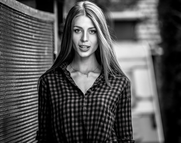Outdoors portrait of beautiful young blond woman - Foto, afbeelding