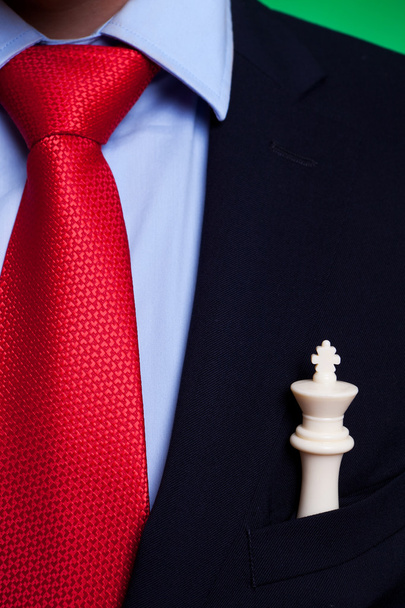 Rey de ajedrez en el bolsillo de un hombre de negocios
 - Foto, Imagen