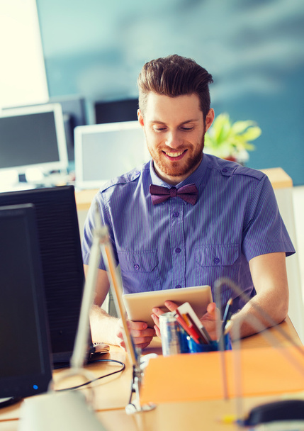 boldog kreatív férfi irodai dolgozó, tábla-PC - Fotó, kép