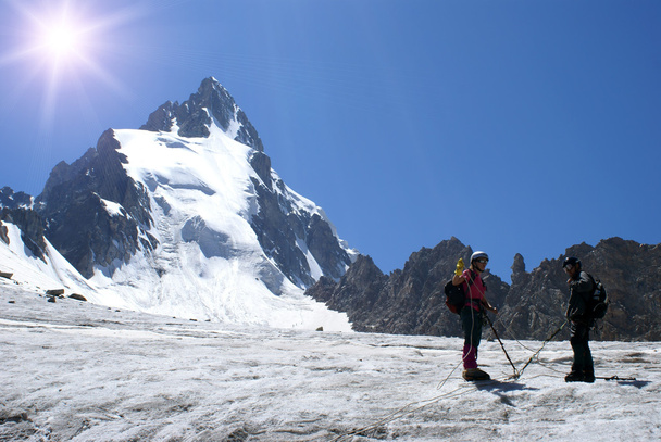 Kaksi alpinistiä jäätiköllä.
 - Valokuva, kuva