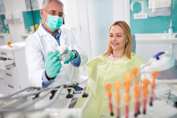 歯科医を彼の女性患者の歯の模型 - 写真・画像