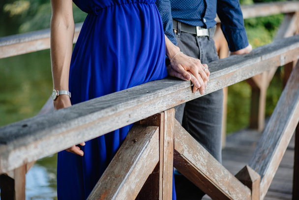 Пара на деревянном мосту
 - Фото, изображение