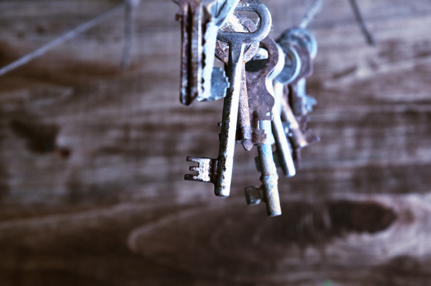 Viejas llaves oxidadas colgando de un cordel
 - Foto, imagen